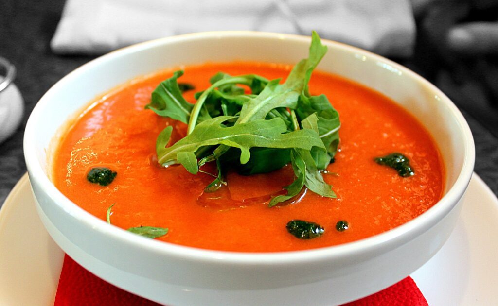 Tomatensuppe im Sommer