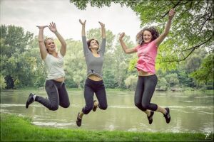 Frauen springen vor Freude, weil es ihnen endlich gut geht - TCM-Ernährung hilft unter anderem beim Abnehmen